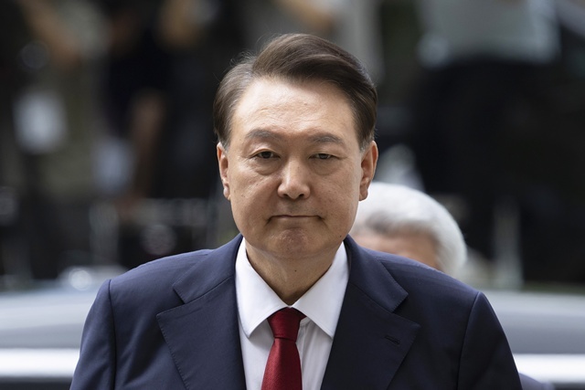 12·3 비상계엄과 관련해 특검의 수사를 받는 윤석열 전 대통령이 9일 서울 서초구 서울중앙지법에서 열린 영장실질심사에 출석하고 있다. / 연합뉴스