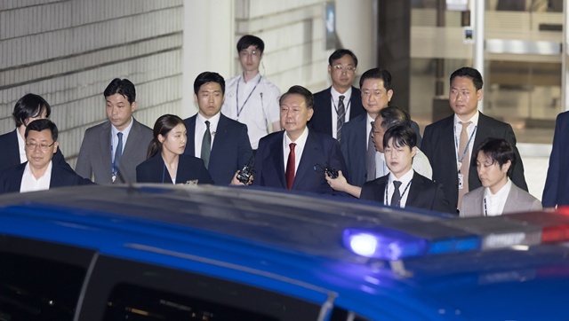 12.3 비상계엄 사태 관련 내란 혐의를 받는 윤석열 전 대통령이 9일 서울 서초구 서울중앙지방법원에서 구속 전 피의자 심문(영장실질심사)을 마치고 대기 장소인 서울구치소로 이동하기 위해 호송차량에 탑승하고 있다. / 연합뉴스