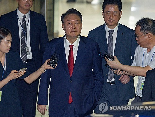 12·3 비상계엄과 관련해 특검의 수사를 받는 윤석열 전 대통령이 9일 서울 서초구 서울중앙지법에서 열린 구속 전 피의자 심문(영장실질심사)이 끝난 뒤 법원을 떠나고 있다. / 연합뉴스