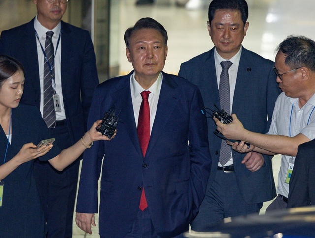 12·3 비상계엄과 관련해 특검의 수사를 받는 윤석열 전 대통령이 9일 서울 서초구 서울중앙지법에서 열린 구속 전 피의자 심문(영장실질심사)이 끝난 뒤 법원을 떠나고 있다. / 연합뉴스