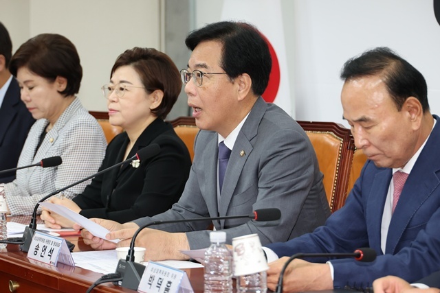 국민의힘 송언석 비대위원장 겸 원내대표가 10일 서울 여의도 국회에서 열린 비상대책위원회의에서 발언하고 있다. / 연합뉴스