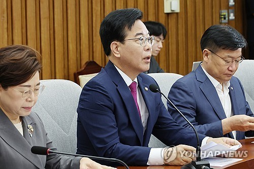 국민의힘 송언석 비대위원장 겸 원내대표가 11일 서울 여의도 국회에서 열린 원내대책회의에서 발언하고 있다. / 연합뉴스