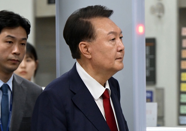 12.3 비상계엄 사태 관련 내란 혐의를 받는 윤석열 전 대통령이 9일 서울 서초구 서울중앙지방법원에서 구속 전 피의자 심문(영장실질심사)을 마치고 법원을 나서고 있다. / 연합뉴스