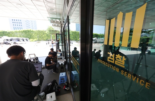 '12·3 비상계엄'과 관련해 내란 특별검사팀의 수사를 받던 중 재구속된 윤석열 전 대통령이 11일 조사에 불응하며 특검에 불출석 사유서를 제출한 가운데 서울 서초구 서울고등검찰청에 마련된 특검 사무실 앞에 취재진이 대기하고 있다. / 연합뉴스