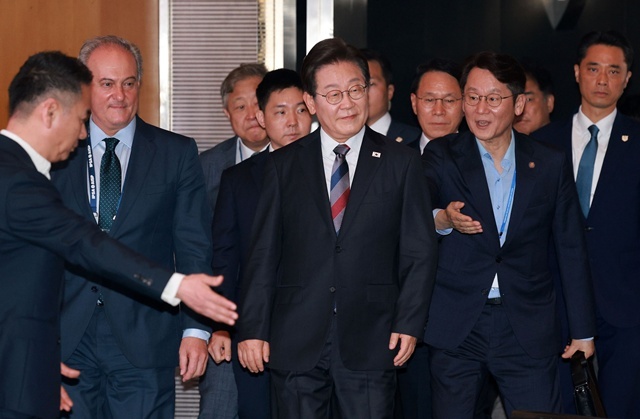 이재명 대통령이 13일 서울 강남구 코엑스에서 열린 2025 세계정치학회(IPSA) 서울총회 개막식에 입장하고 있다.