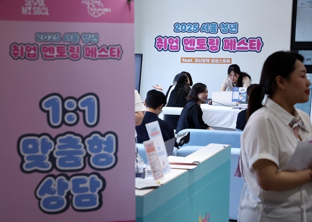19일 서울 성수동의 한 카페에서 열린 2025 서울 청년 취업 멘토링 페스타에서 참석자들이 일대일 맞춤형 상담을 받고 있다. / 연합뉴스