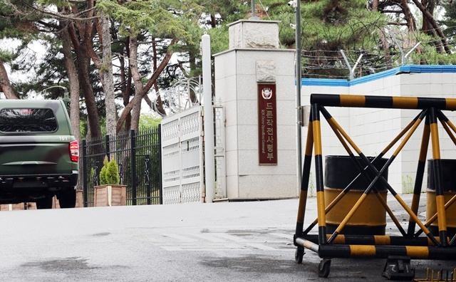 내란특검팀이 드론작전사령부를 압수수색했다. 사진은 14일 오전 경기도 포천 드론사 정문. / 연합뉴스