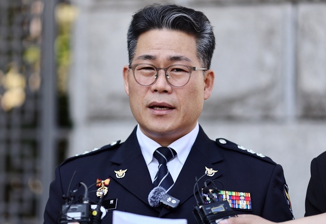 백해룡 전 영등포경찰서 형사과장(경정)이 12일 서울 서초구 대검찰청 앞에서 인천세관 마약 밀수 연루 의혹 관련 합동수사팀 출범에 대해 입장을 밝히고 있다. / 연합뉴스