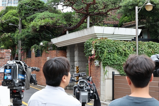 김건희 여사 관련 의혹들을 수사하는 민중기 특별검사팀이 15일 서울 강남구 역삼동 건진법사 전성배 씨의 법당에 압수수색을 나섰다. 사진은 이날 취재진이 대기해 있는 모습. / 연합뉴스
