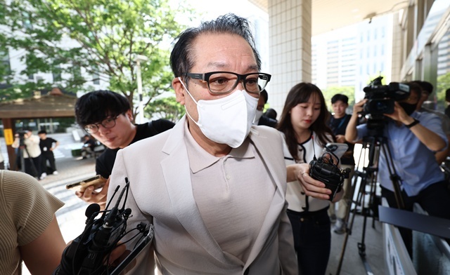 2018년 전국지방선거 공천헌금 의혹 혐의를 받는 '건진법사' 전성배 씨가 23일 서울 양천구 서울남부지방법원에서 열린 정치자금법 위반 혐의 사건 1심 속행 재판에 출석하기 위해 법정으로 향하고 있다. / 연합뉴스