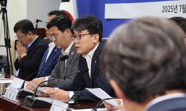 더불어민주당 진성준 정책위의장(가운데)이 15일 서울 여의도 국회 의원회관에서 열린 '폭염 대책 당정 간담회'에 참석해 발언하고 있다. / 연합뉴스
