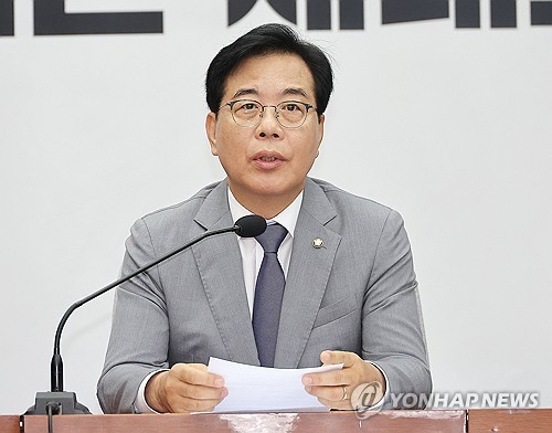 국민의힘 송언석 비상대책위원장 겸 원내대표가 15일 국회에서 열린 원내대책회의에서 발언하고 있다. / 연합뉴스