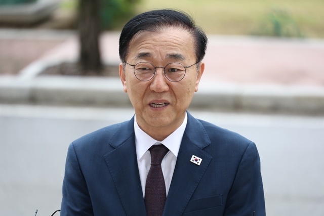 김윤덕 국토교통부 장관 후보자가 15일 정부과천청사에 마련된 인사청문회 준비 사무실로 첫 출근하며 취재진 질문에 답하고 있다. / 연합뉴스