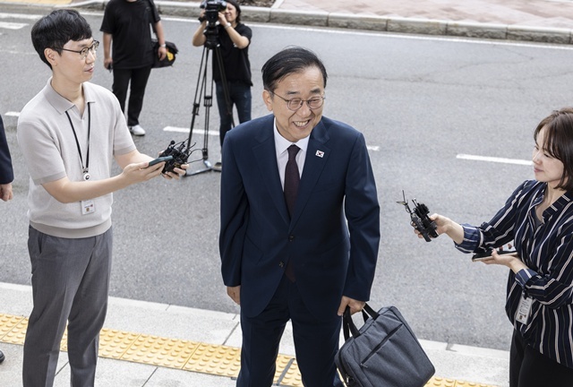 김윤덕 국토교통부 장관 후보자가 15일 정부과천청사에 마련된 인사청문회 준비 사무실로 첫 출근하다 취재진과 만나 인터뷰를 마친 뒤 미소짓고 있다. / 연합뉴스