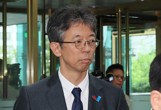 일본 정부가 독도 영유권 주장을 담은 방위백서를 채택한 15일 이세키 요시야스 주한일본대사관 총괄공사 대리가 서울 종로구 외교부 청사로 초치되고 있다. / 연합뉴스