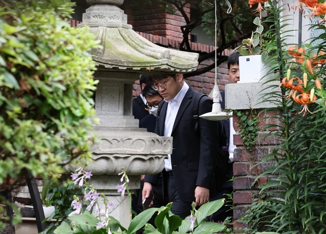 김건희 여사 관련 의혹들을 수사하는 민중기 특별검사팀이 15일 서울 역삼동 건진법사 전성배 씨의 법당에 대한 압수수색에 나선 가운데 법당에서 특검 관계자가 분주히 움직이고 있다. / 연합뉴스