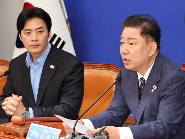 더불어민주당 김병기 당대표 직무대행 겸 원내대표(오른쪽)가 14일 서울 여의도 국회에서 열린 최고위원회의에서 발언하고 있다. / 연합뉴스