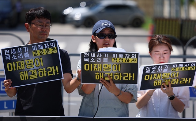 전세사기·깡통전세피해자 전국대책위원회, 전세사기·깡통전세 문제해결을 위한 시민사회대책위원회 관계자들이 10일 서울 용산 대통령 집무실 인근에서 전세사기 문제 해결 촉구 대통령 면담 요청 기자회견을 하고 있다. / 연합뉴스