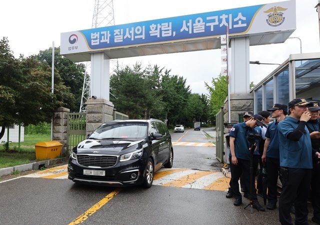 '12·3 비상계엄' 관련 내란·외환 의혹을 수사하는 조은석 특별검사팀이 윤석열 전 대통령에 대한 강제 구인 실패와 관련해 경위 파악에 나섰다. 출석 요구에 불응하면서 실체 규명을 위한 형사사법 절차 진행에 협조하지 않는 윤 전 대통령의 대응 방식도 강하게 비판했다. 사진은 15일 경기도 의왕시 서울구치소에서 경광등을 한 차량이 구치소를 나서는 모습. / 연합뉴스