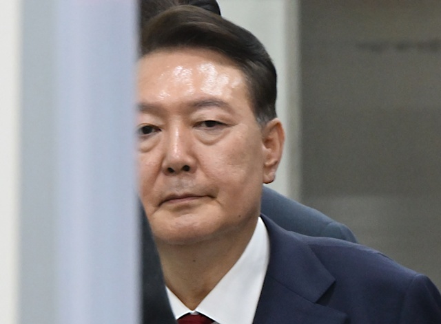 12.3 비상계엄 사태 관련 내란 혐의를 받는 윤석열 전 대통령이 9일 서울 서초구 서울중앙지방법원에서 구속 전 피의자 심문(영장실질심사)을 마치고 법원을 나서고 있다. / 연합뉴스