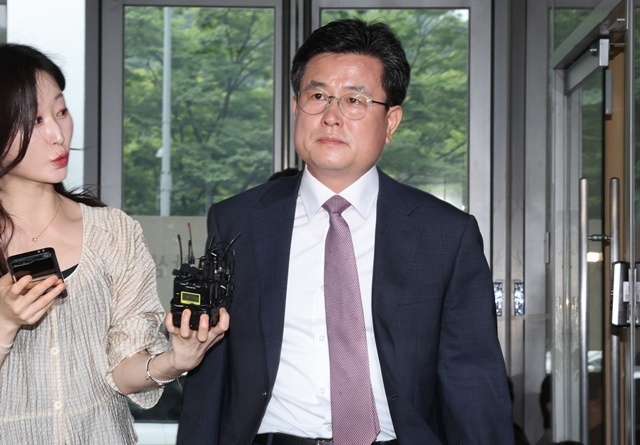 윤석열 전 대통령의 복심으로 불려 온 강의구 전 대통령실 부속실장이 16일 서울 서초구 순직해병특검 사무실에 참고인 신분으로 조사를 받기 위해 출석하고 있다. / 연합뉴스