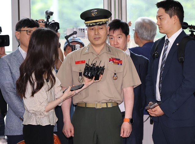채상병 사망 사건 초동조사 당시 수사외압을 폭로했던 박정훈 해병대 수사단장(대령)이 16일 서울 서초구 순직해병특검 사무실에 참고인 신분으로 출석하며 취재진의 질문에 답하고 있다. / 연합뉴스