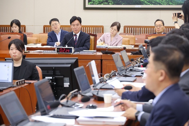 김영훈 고용노동부 장관 후보자가 16일 서울 여의도 국회 환경노동위원회에서 열린 인사청문회에서 의원 질의에 답변하고 있다. / 연합뉴스