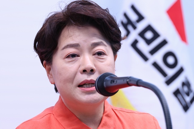 국민의힘 윤희숙 혁신위원장이 16일 서울 여의도 중앙당사에서 열린 기자간담회에서 나경원·윤상현·장동혁·송언석 의원에게 스스로 거취를 밝힐 것을 요구하고 있다. / 연합뉴스