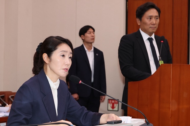 강선우 여성가족부 장관 후보자가 14일 국회 여성가족위원회에서 열린 인사청문회에서 위원의 질문에 답하고 있다. 오른쪽은 증인으로 출석한 엑셀세라퓨틱스 대표. / 연합뉴스