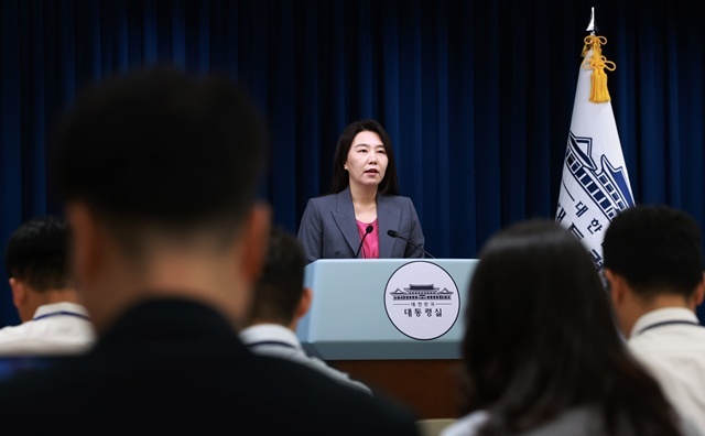 강유정 청와대 대변인이 17일 서울 용산 대통령실 청사에서 전날 청와대 영빈관에서 열린 '국가적 참사 유가족 경청 행사' 등과 관련해 브리핑을 하고 있다. / 연합뉴스
