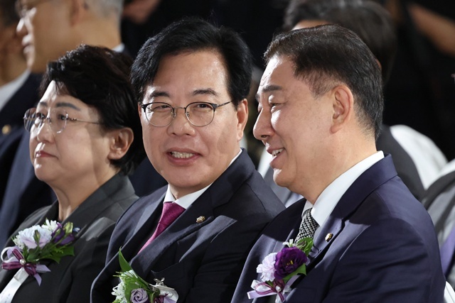 더불어민주당 김병기 당대표 직무대행 겸 원내대표(오른쪽), 국민의힘 송언석 비상대책위원장 겸 원내대표가 17일 서울 여의도 국회에서 열린 제77주년 제헌절 경축식에서 대화하고 있다.