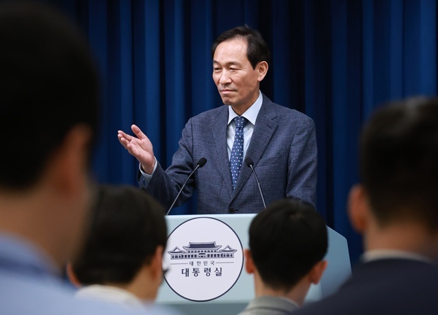 우상호 대통령실 정무수석이 17일 서울 용산 대통령실 청사에서 이재명 대통령과 김종인 전 국민의힘 비상대책위원장의 오찬 회동 등 현안 관련 브리핑을 마친 뒤 취재진의 질문을 받고 있다. / 연합뉴스