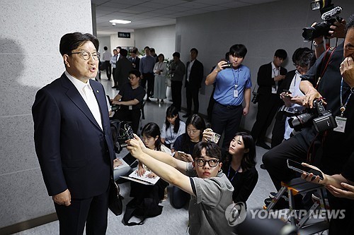국민의힘 권성동 의원이 18일 서울 여의도 국회 의원회관 자신의 의원실로 들어서며 압수수색 관련 입장을 밝히고 있다. / 연합뉴스