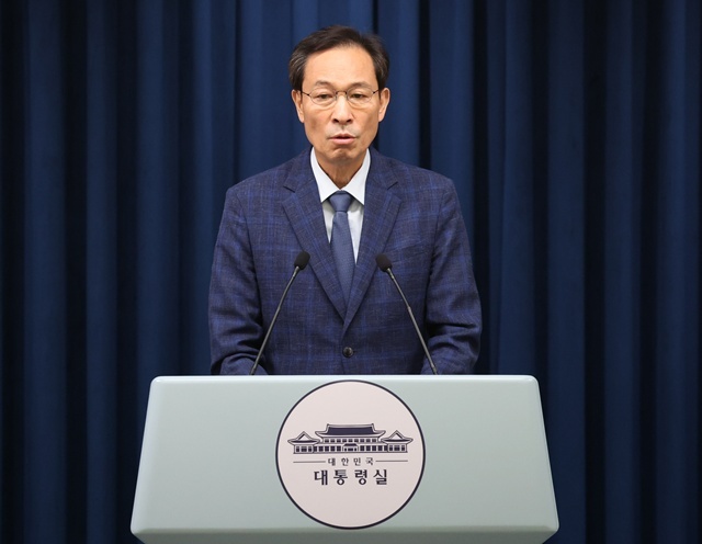 우상호 정무수석이 20일 용산 대통령실에서 장관 인선 관련 브리핑을 하고 있다. 우 수석은 이재명 대통령이 이진숙 교육부 장관 지명을 철회했다고 밝혔다. / 연합뉴스