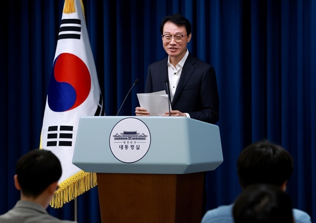 이규연 대통령실 홍보소통수석이 17일 서울 용산 대통령실 청사에서 이날 이재명 대통령 주재로 열린 수석·보좌관 회의 등 현안 브리핑을 마친 뒤 취재진과 대화하고 있다. / 연합뉴스