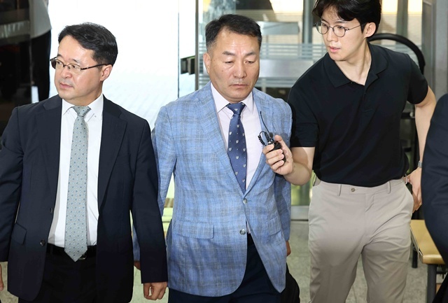 국회 증언·감정 등에 관한 법률 위반 등 혐의를 받는 김계환 전 해병대사령관이 구속 전 피의자 심문(영장실질심사)을 위해 22일 서울 서초구 서울중앙지방법원으로 향하고 있다. / 연합뉴스
