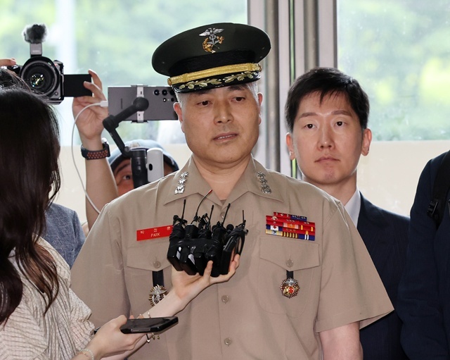 채상병 사망 사건 초동조사 당시 수사외압을 폭로했던 박정훈 해병대 수사단장(대령)이 지난 16일 서울 서초구 순직해병특검 사무실에 참고인 신분으로 출석하며 취재진의 질문에 답하고 있다. / 연합뉴스