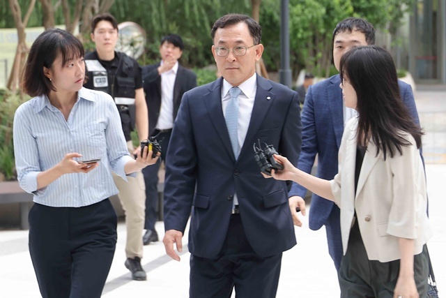 정근수 전 신한은행 부행장이 23일 서울 종로구 KT광화문빌딩에 마련된 김건희 여사 관련 의혹을 수사 중인 민중기 특별검사팀 사무실에 출석하고 있다. / 연합뉴스