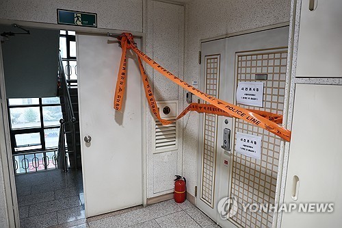 21일 인천에서 사제 총기를 발사해 가족을 숨지게 한 피의자의 주거지에 폴리스 라인이 설치돼 있다. 서울경찰청은 경찰특공대가 피의자의 서울 도봉구 쌍문동 주거지에서 신나와 타이머 등 사제 폭발물을 발견해 제거했다고 밝혔다. / 연합뉴스