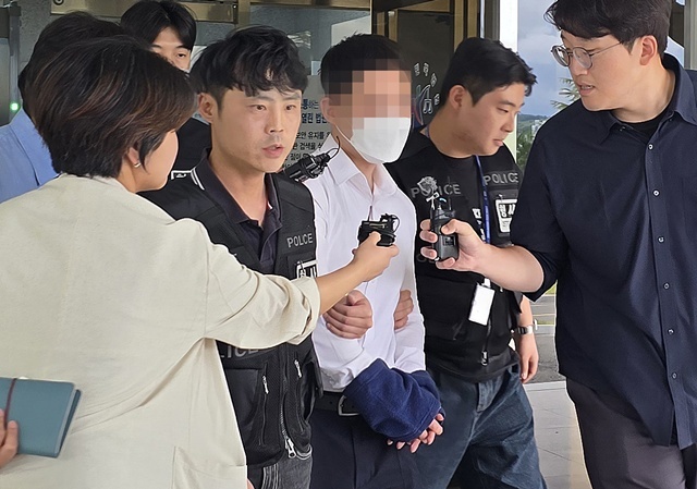 시험 기간 학교에 무단 침입한 기간제 교사와 학부모를 묵인한 혐의(주거침입 등)로 구속 영장이 청구된 학교 관계자가 지난 15일 대구지법 안동지원에서 구속 전 피의자 심문(영장실질심사)을 받은 후 이동하고 있다. 그는 취재진의 질문에 "죄송합니다"라고 말했다. / 연합뉴스