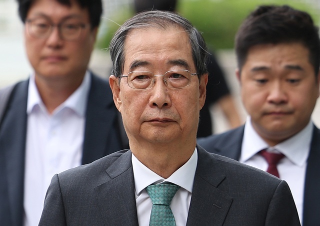 한덕수 전 국무총리가 2일 내란특검 조사를 받기 위해 서울 서초구 서울고검 청사로 향하고 있다. / 연합뉴스