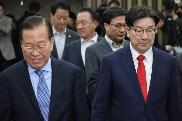 국민의힘 권영세 비상대책위원장과 권성동 원내대표가 8일 서울 여의도 국회에서 열린 의원총회에 참석하고 있다. / 연합뉴스