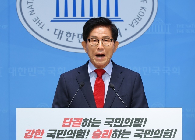 국민의힘 당 대표 선거에 출마한 김문수 후보가 31일 서울 여의도 국회 소통관에서 비전·공약 발표를 하고 있다. / 연합뉴스