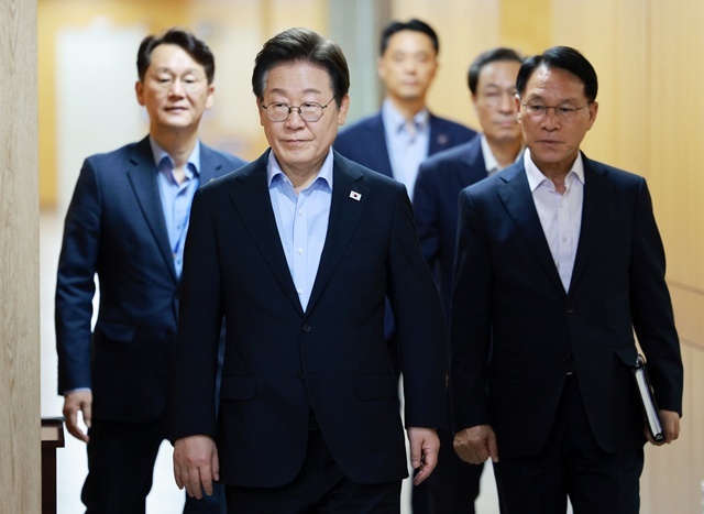 이재명 대통령이 31일 서울 용산 대통령실 청사에서 열린 6차 수석·보좌관 회의에 입장하고 있다. / 연합뉴스