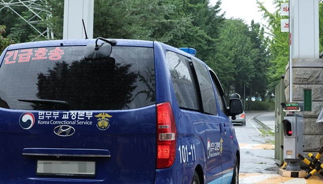서울구치소로 들어서는 호송차량 / 연합뉴스