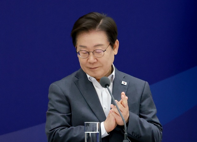 이재명 대통령이 1일 서울 용산 대통령실 청사에서 열린 전국 시도지사 간담회에서 대한민국시도지사협의회장인 유정복 인천광역시장의 발언 뒤 박수치고 있다. / 연합뉴스