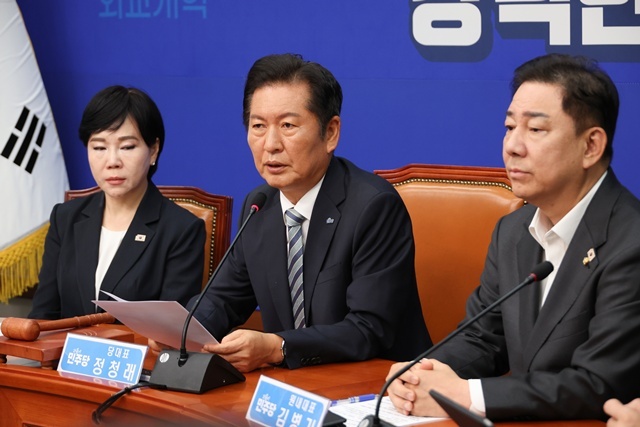 더불어민주당 정청래 신임 대표가 4일 서울 여의도 국회에서 열린 최고위원회의에서 발언하고 있다. / 연합뉴스