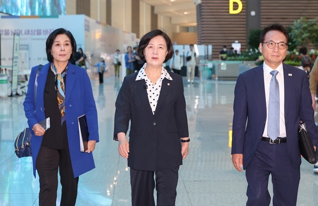 출국하는 영국 특사단 / 연합뉴스
