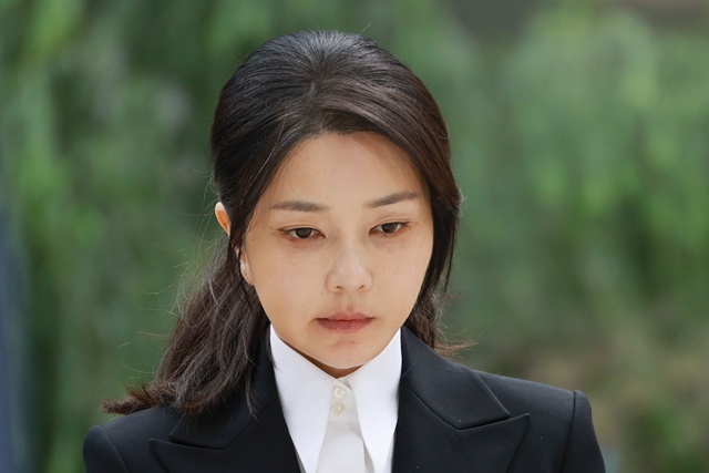 윤석열 전 대통령 배우자 김건희 여사가 6일 서울 종로구 KT광화문빌딩 웨스트에 마련된 민중기 특별검사팀 사무실에 피의자 신분으로 출석하고 있다. 전·현직 대통령 부인이 수사기관에 피의자로 공개 출석하는 것은 헌정사상 처음이다. / 연합뉴스