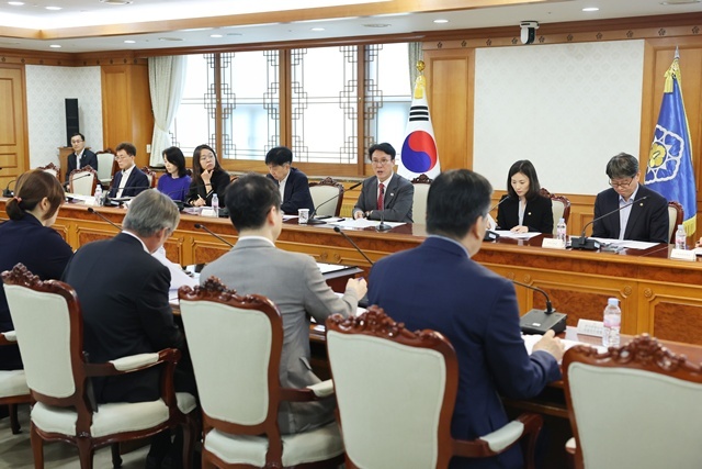 김민석 국무총리가 6일 서울 종로구 정부서울청사에서 열린 '관광 활성화 미니정책TF' 회의를 주재하고 있다. 관계부처와 관광 업계 전문가들이 참석한 가운데 열린 이날 회의에서는 관광 규제 합리화 방안과 APEC 정상회의 계기 방한 관광 활성화 방안 등이 논의됐다. / 연합뉴스